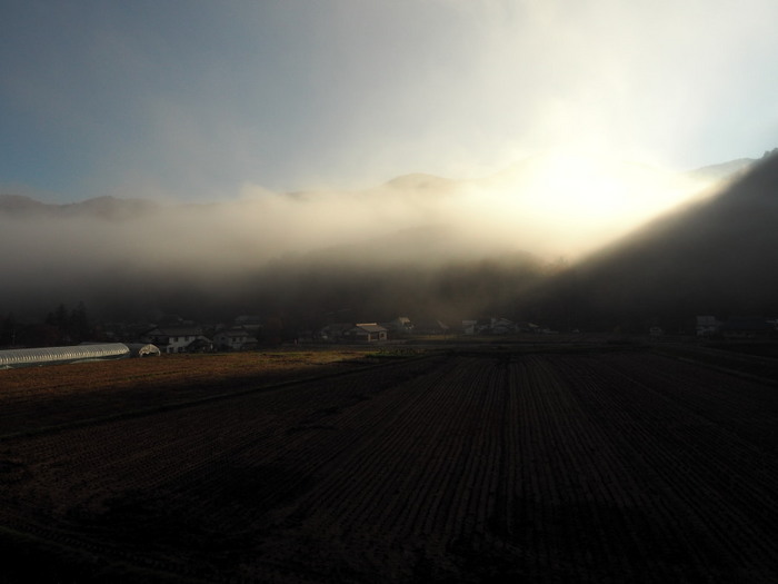 始動の朝霧